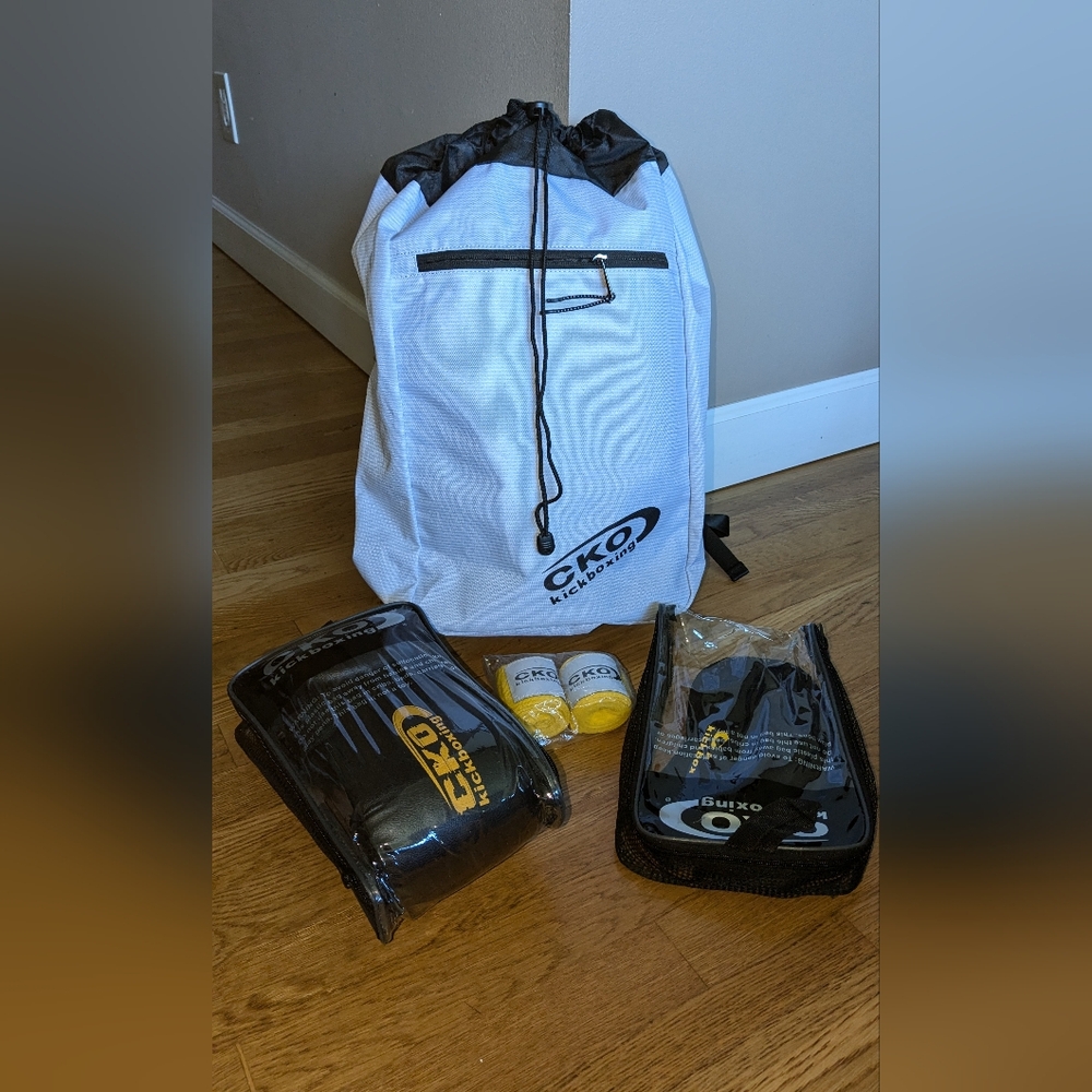 NWT CKO Set!  kickboxing gloves , socks , hand straps , drawstring bag -  set
